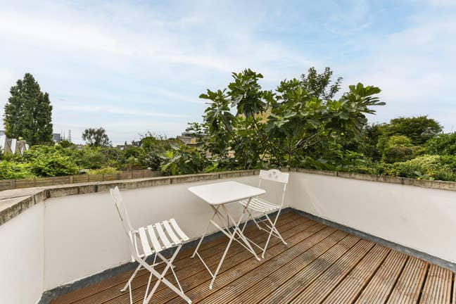 Spacious 2 bed room flat with private terrace Main Photo