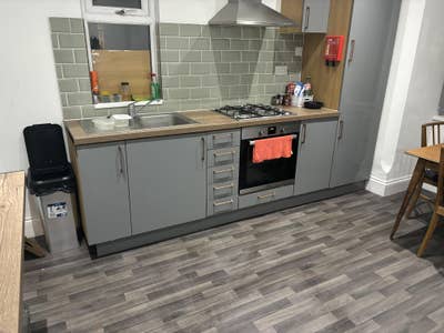 3 bedroom house recently refurbished  Main Photo