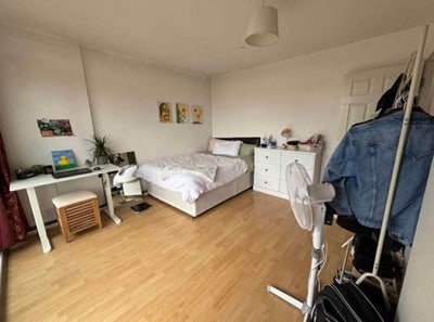 Spacious Double Bedroom with Balcony in Shoreditch Main Photo