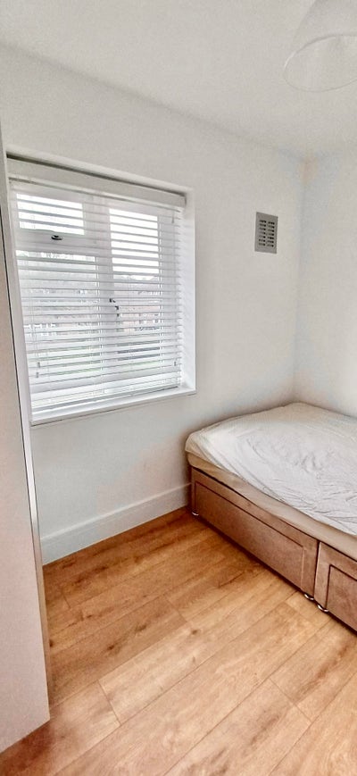 Furnished Single Room in Recently Renovated House Main Photo