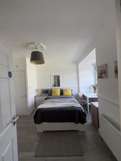 Beautiful double bed +en-suite, all bills included Main Photo