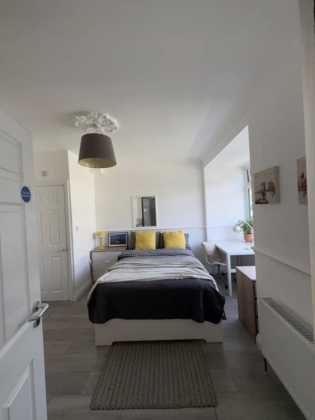Beautiful double bed +en-suite, all bills included Main Photo