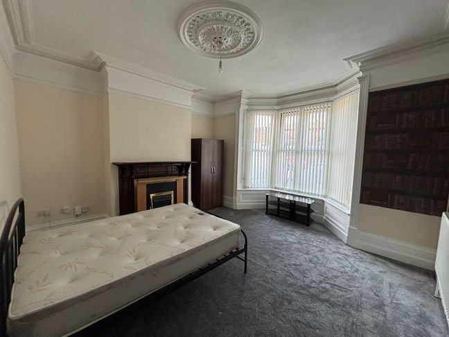 Huge double room available now! LE5 Main Photo