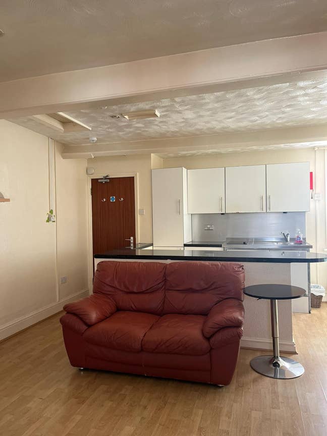 Very well presented ensuite Studios - Town centre Main Photo