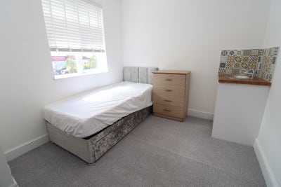 Beautiful Double Room Available in Morden SM4 Main Photo