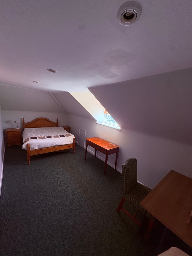 Top Room with en-suite (other room for 2 option) Main Photo