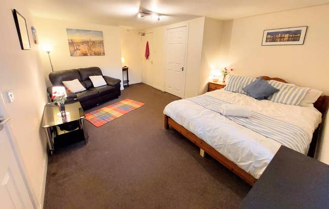 Double ensuite rooms, parking, by town centre Main Photo