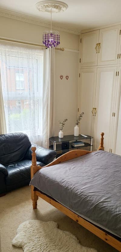 Beautiful & Spacious Room in a Clean House Main Photo