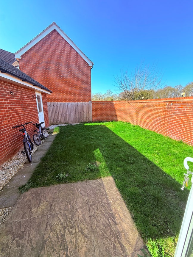 Single room to let near local shop & amenities  Main Photo