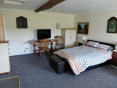 Large double bedroom with living area Main Photo