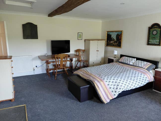Large double bedroom with living area Main Photo
