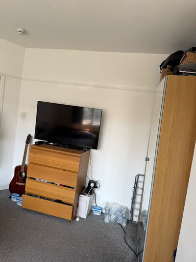 Room to rent in house, 5 minutes from Emirates Main Photo