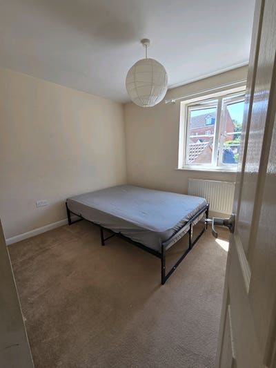 Spacious Double Room Available to Rent  Main Photo