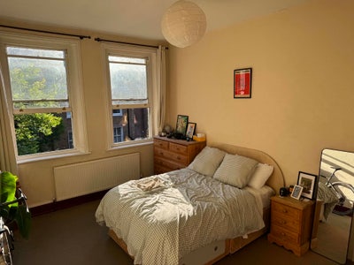 Massive and bright bedroom with own study Main Photo