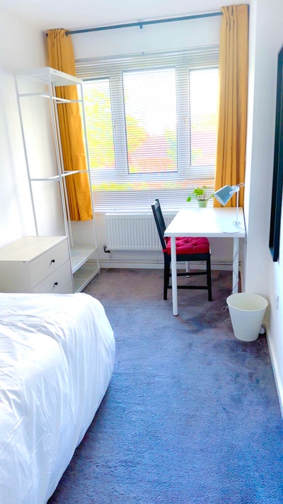 Room to rent - Single bed without bills &pound;440 Main Photo