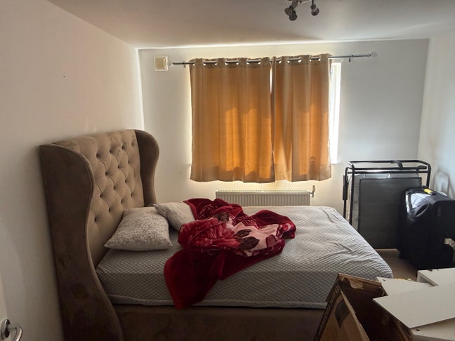 Single room shared with a double bed  Main Photo