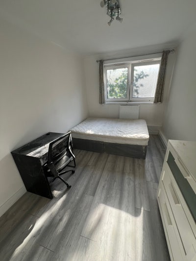 4-Bed house with shared garden E1 5QN Main Photo