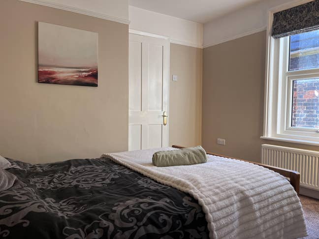 Large Double Room + Exclusive Shower Room in Beaut Main Photo