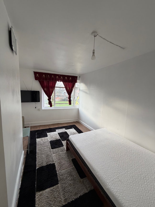 Spacious 3 bedroom property  Main Photo