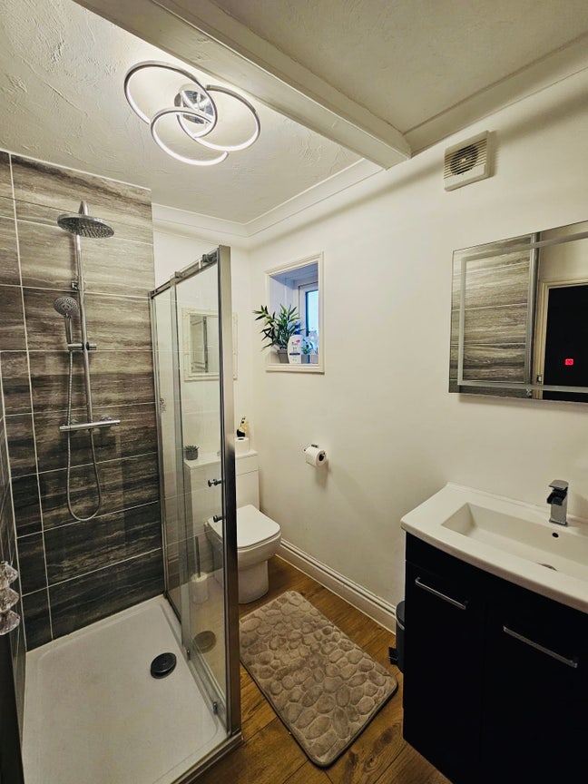Large double bedroom with own main bathroom Main Photo