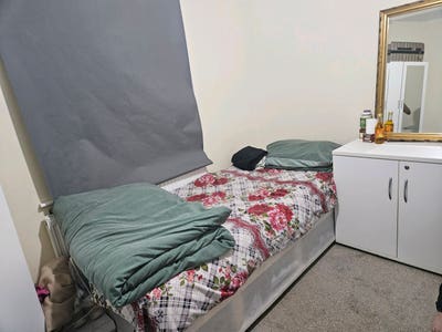 Sharing space available Main Photo