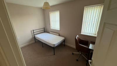 Single Room for rent in a Quiet Neighbourhood! LE9 Main Photo