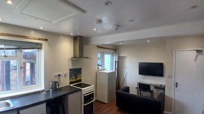 ST6/ Studio Flat. Funrished. Includes all Bills! Main Photo