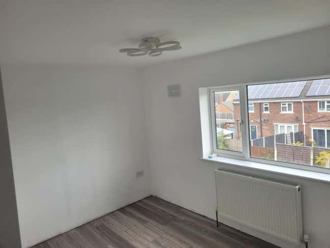 Double room in a newly refurbished smoke & pet fre Main Photo