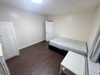  Beautiful furnished double room available  Main Photo