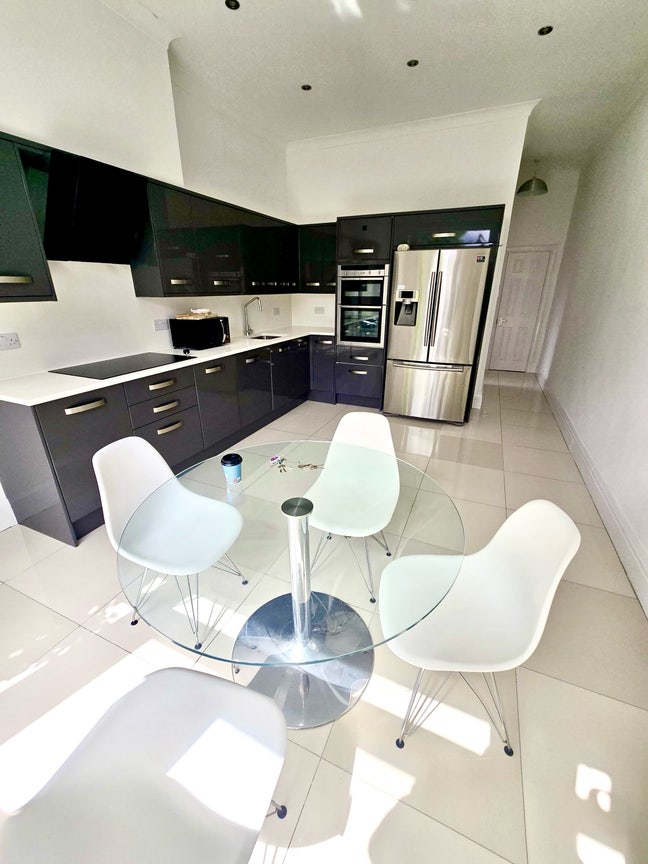 Amazing en-suite room available NW2 Main Photo