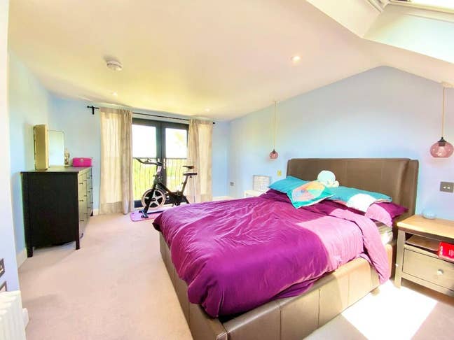 Stunning Loft Room with Private Bathroom Main Photo