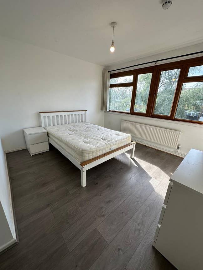 Large Double Ensuite Room  Main Photo