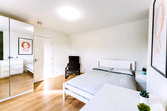 A Comfortable Home Just Steps from Victoria Line.  Main Photo