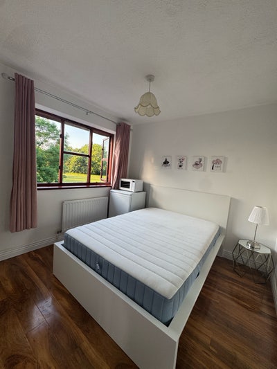 Peaceful Double Room in Female-Only Home 🌸 Main Photo