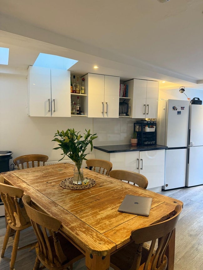 Bright Double Room in Very Sociable House  Main Photo