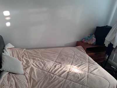 A spacious double bedroom available Main Photo