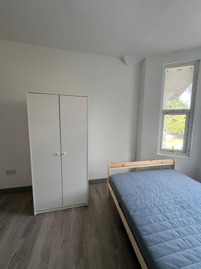 Studio Flat in Harrow HA35EU Main Photo