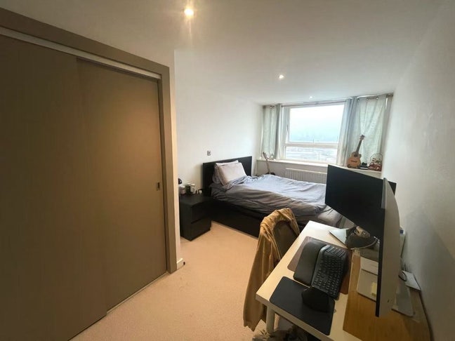 Spacious Double Room in Modern Apartment Main Photo
