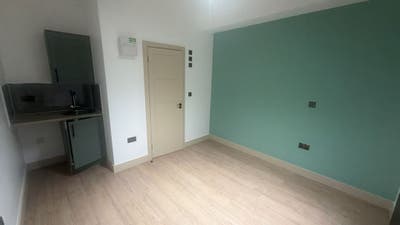 DSS - Studio Flat Available in Chertsey KT16 Main Photo
