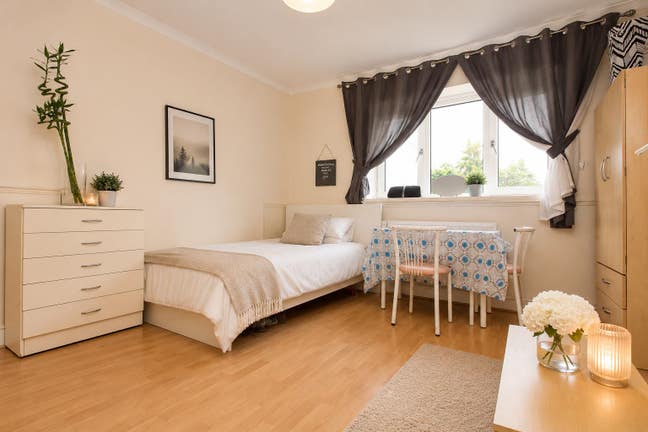 Enjoy the summer in Bethnal Green E2  Main Photo