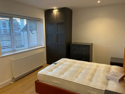 Spacious new double room to let Main Photo