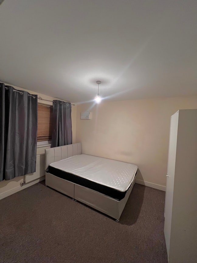 Single & Double Rooms Available Main Photo