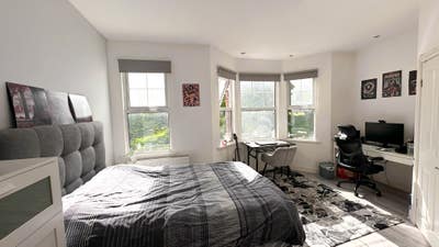 Beautiful Hugely Spacious Room overlooking Park Main Photo