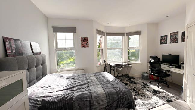 Beautiful Hugely Spacious Room overlooking Park Main Photo