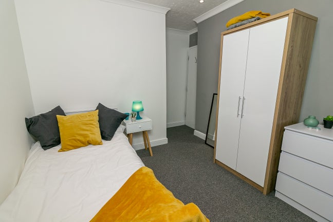 Room Available in Professional House Main Photo