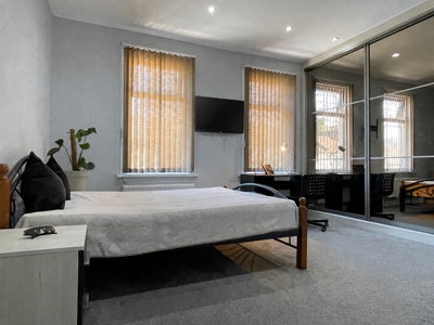 One Big Double Bedroom, Living, Dining, Garden,Gym Main Photo