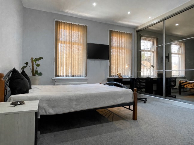 One Big Double Bedroom, Living, Dining, Garden,Gym Main Photo