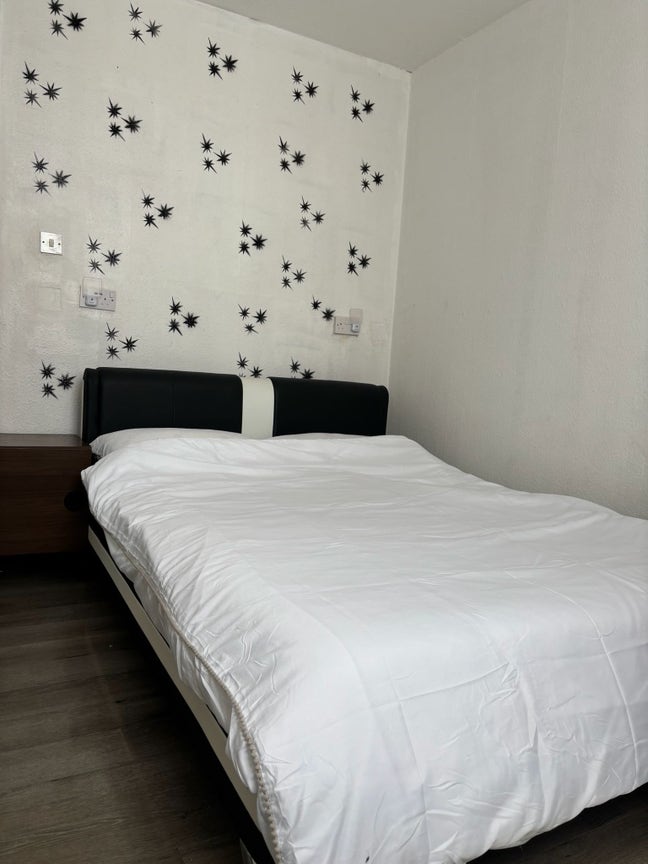 Bed space available in a double bedroom  Main Photo