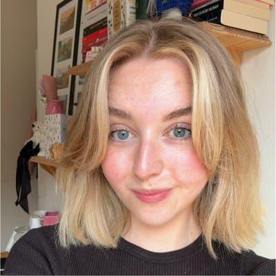 25 year old Female seeks a double room Main Photo