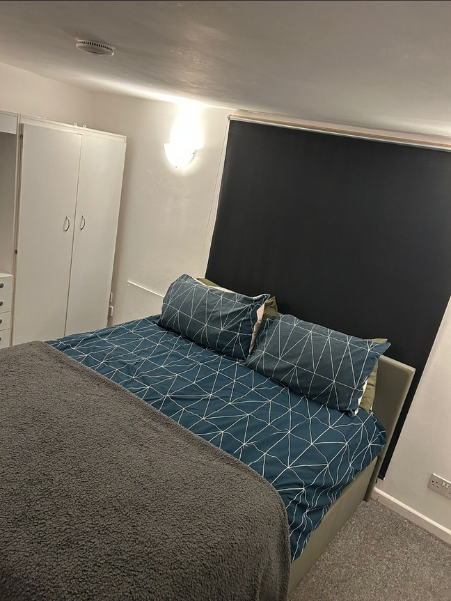 Large Double in chilled out house. Main Photo
